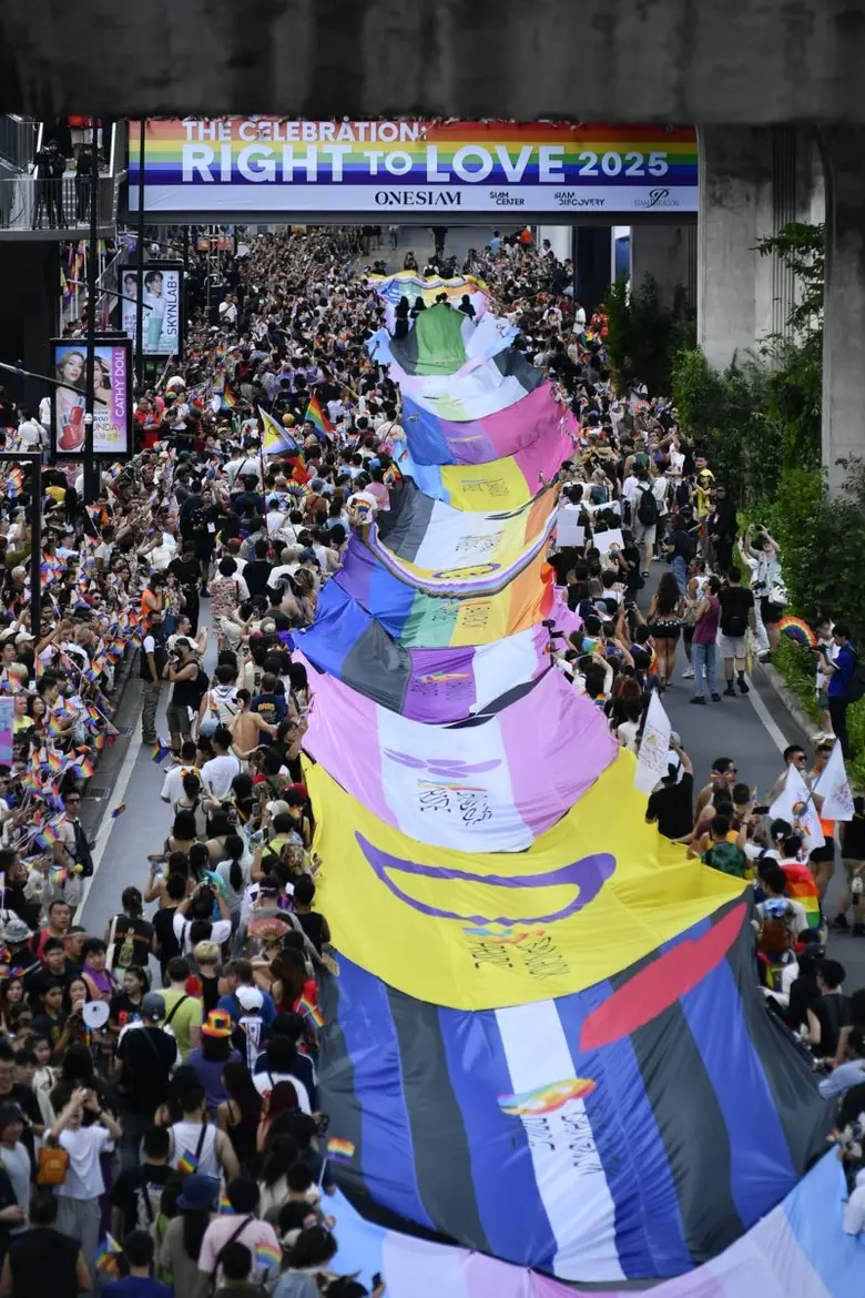 ส่องสีสัน "Born This Way" แซ่บ ซี๊ด พริกทุกสวนมารวมกันที่นี่ "Bangkok Pride Festival 2025" ปี 4 จัดเต็มทุกมิติสีรุ้ง "LGBTQIAN+" นับแสนคนร่วมบันทึกประวัติศาสตร์ "ธงอัตลักษณ์" ยาว 200 เมตร