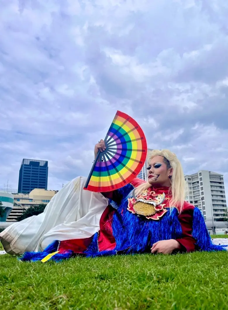 ถึงกับหันมองซ้ำ สวยจนต้องขยี้ตา เก่ง ธชย กับคอนเซ็ปต์ Tossa Gay (ทศเกย์)