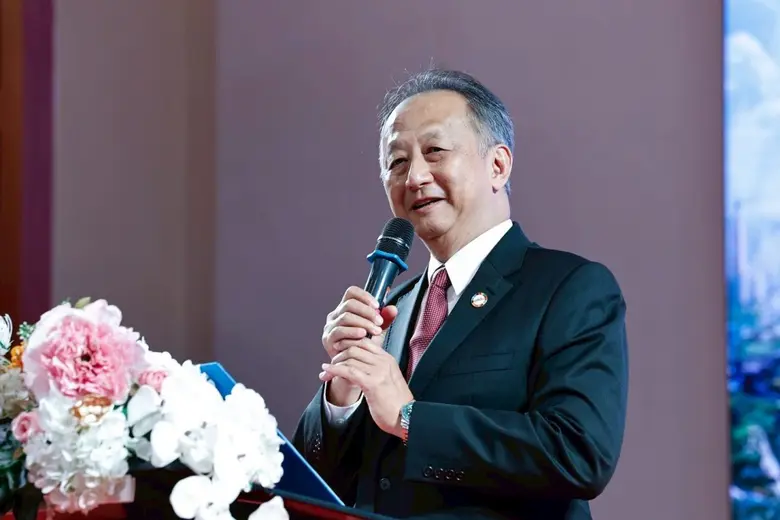 มอบประกาศนียบัตรวิชาชีพ แก่ผู้สำเร็จการศึ...