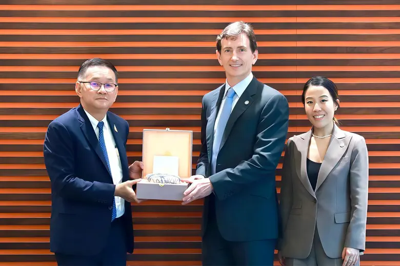 นายประเสริฐ จันทรรวงทอง รองนายกรัฐมนตรีและรัฐมนตรีก...