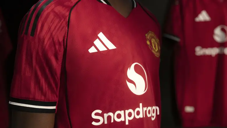 อาดิดาสและแมนเชสเตอร์ ยูไนเต็ด เปิดตัวชุดแข่งเหย้าประจำฤดูกาล 2025/26