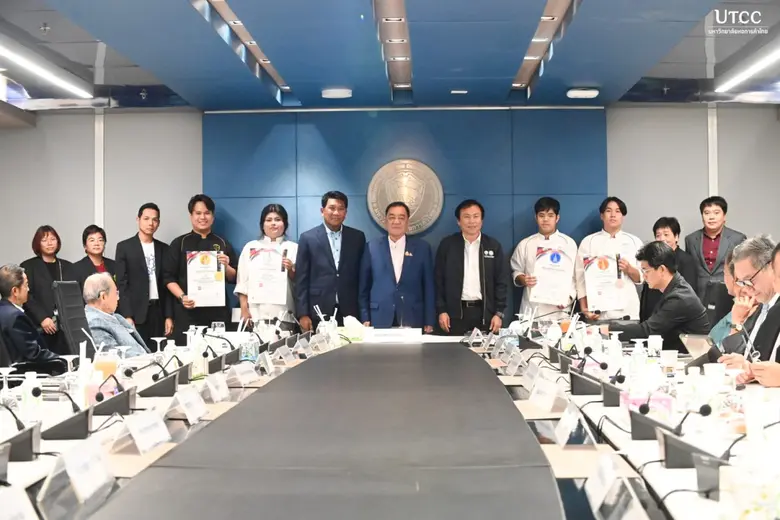 นายกสภา ม.หอการค้าไทย ร่วมแสดงความยินดีกับนักศึกษาที่ได้รับรางวัลการแข่งขันประกอบอาหาร
