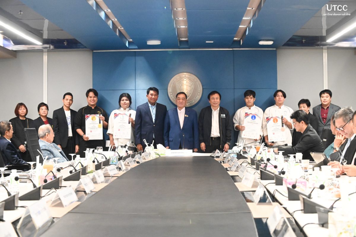 นายกสภา ม.หอการค้าไทย ร่วมแสดงความยินดีกับนักศึกษาที่ได้รับรางวัลการแข่งขันประกอบอาหาร