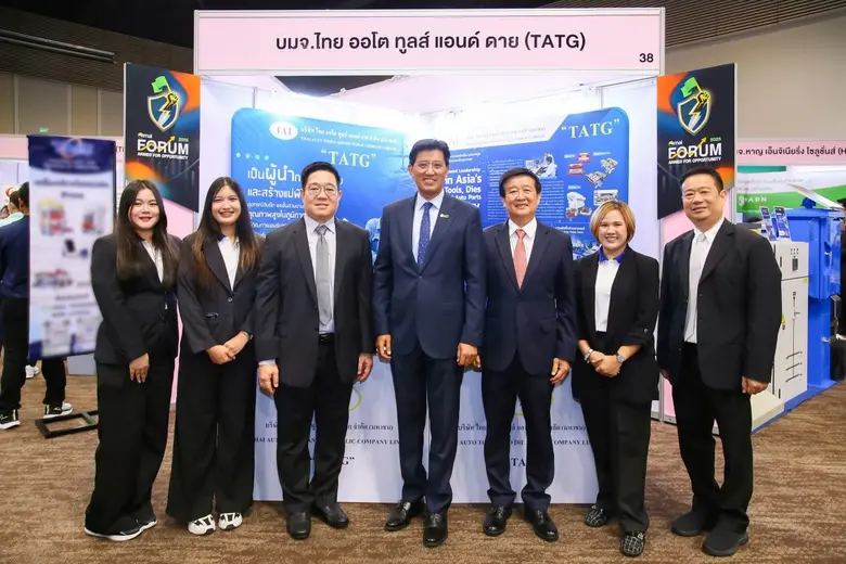 ดร.พยุง ศักดาสาวิตร ( ที่ 3 จากขวา ) ประธ...