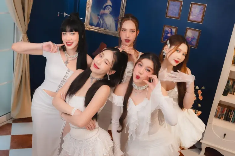 "DE GIFT'  เปิดกล่องสุ่มเสิร์ฟความคิ้วท์! ส่ง 'ตัว Secret' ซิงเกิลใหม่ อวดความน่ารัก สดใสเกินต้าน"