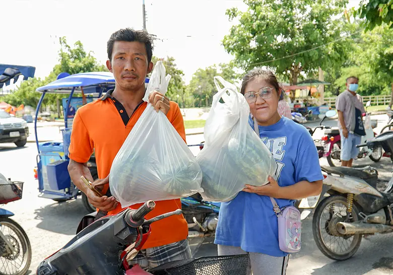 "แบ่งปันความสดชื่น! อีซี่มันนี่จับมือเกษตรกร แจกแตงโมทั่วชุมชน"