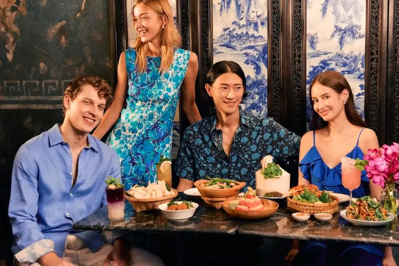 จิม ทอมป์สัน ถ่ายทอดความงามของคอลเลกชัน "Siamese Garden" ผ่านแฟชั่นเซตพิเศษที่ เผยมนต์เสน่ห์ของ "ท่าเตียน" แลนด์มาร์กระดับตำนานของกรุงเทพฯ
