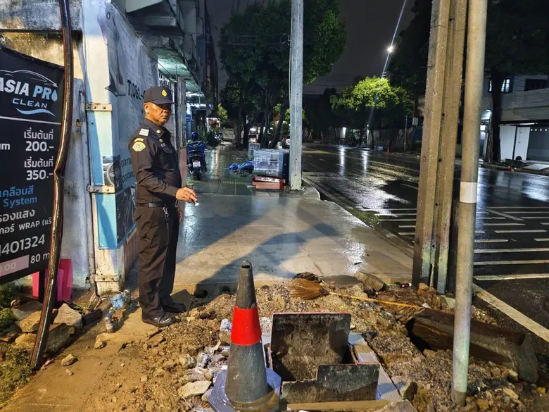 นายดลจิตร์ เสรีรักษ์ ผู้อำนวยการเขตราษฎร์...