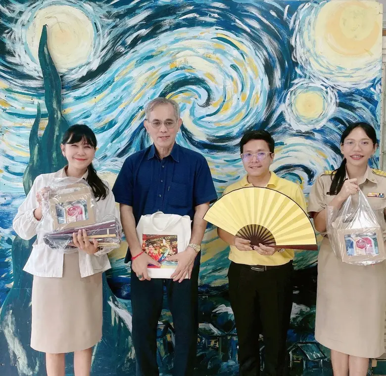 งานบวร ๑๐ การจัดนิทรรศการศิลปะเฉลิมพระเกียรติ พระบาทสมเด็จพระวชิรเกล้าเจ้าอยู่หัวฯ และการประกาศผลการประกวดวาดภาพบนพัดจีบ ชิงถ้วยพระราชทาน ณ ลานกิจกรรม Living Hall ชั้น ๓ ห้างสรรพสินค้าสยามพารากอน