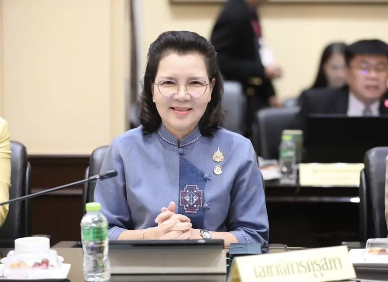 ผศ.ดร.อมลวรรณ วีระธรรมโม เลขาธิการคุรุสภา...