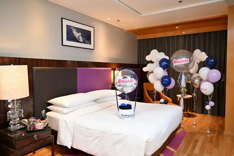 Booking.com สนับสนุนประสบการณ์การเดินทางแสนอบอุ่นและครอบคลุมผ่านแคมเปญ 'Awaken Your Pride Dream'