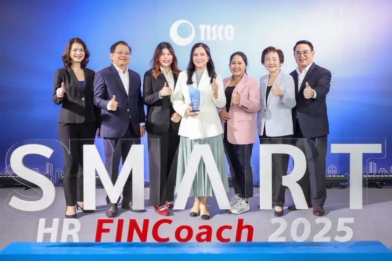 นางสาวปานชีวา สุวัณณะปุระ (กลาง) ประธานสา...
