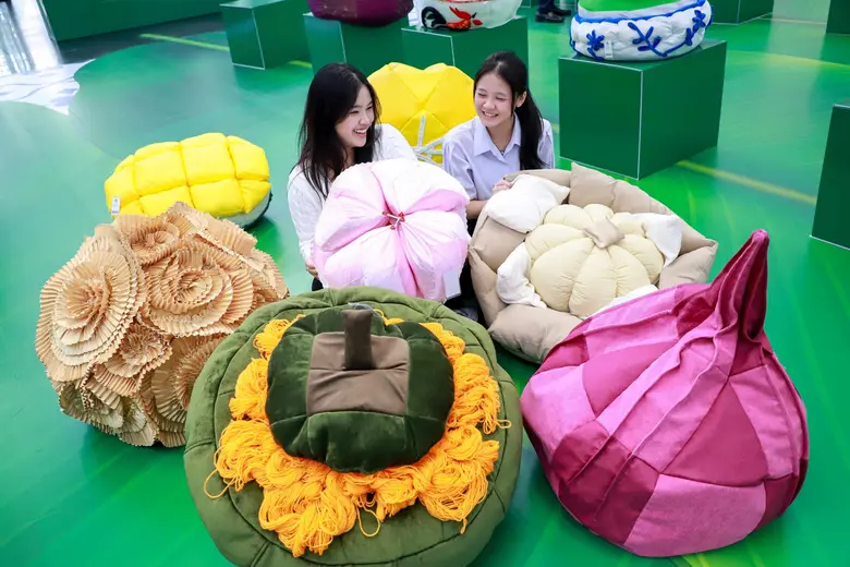 PMCU มอบพื้นที่สยามสแควร์ให้นิสิตแสดงผลงาน Beanbag ชวนสัมผัสงานศิลป์ "ขนมไทย ใจฟู" นิทรรศการสุดสร้างสรรค์จากนิสิตจุฬาฯ ณ สยามสเคป