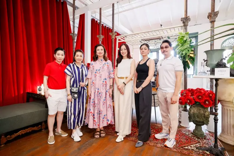 คุณนนทกานต์ ทัพพะรังสี อึง (ที่สามจากซ้าย...