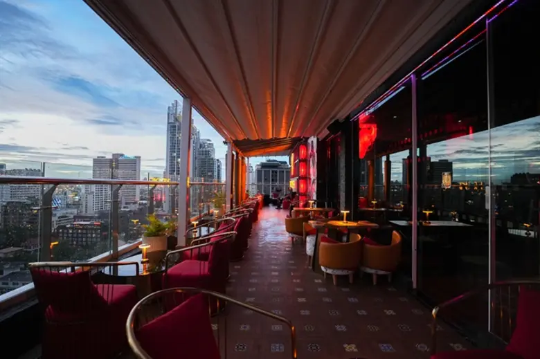 เหนือความวุ่นวายของเมืองหลวง Japanish Rooftop ชั้น ...