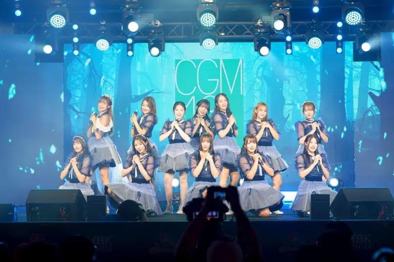BNK48 &amp; CGM48 แท็กทีมเสิร์ฟความสดใส เซอร์ไพรส์'ภูมิ'ร่วมแจมสุดคิวต์ ใน7สีคอนเสิร์ตเฟสติวัล วัยรุ่นยุค90 เตรียมกรี๊ดศิลปิน AB Normal ครั้งที่ 4 เสาร์ 16 ส.ค.นี้ที่ เอ็ม บี เค เซ็นเตอร์