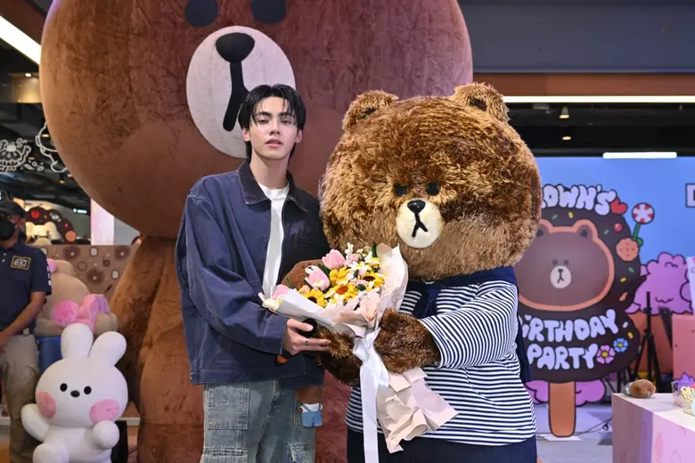 LINE FRIENDS ฉลอง "BROWN's Birthday" อบอวลด้วยรอยยิ้มกลางสยาม "ภีมวสุ" ร่วมเป่าเค้กวันเกิด พร้อมเซอร์ไพรส์สุดพิเศษ