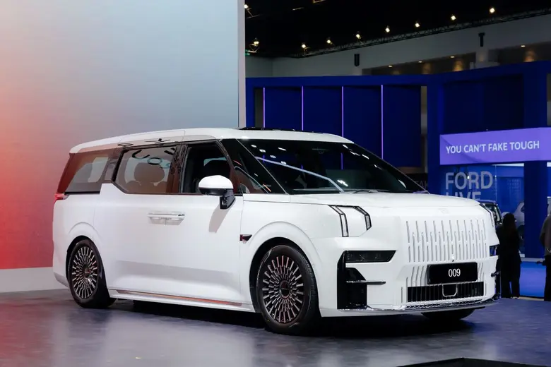 ซีเคอร์ ซี โมบิลิตี้ พลัส ชวนสัมผัสยนตรกรรมไฟฟ้ารุ่นล่าสุด ZEEKR 7X SUV ที่ก้าวข้ามทุกข้อจำกัด เสริมทัพด้วยรุ่นยอดนิยม ZEEKR 009 และ ZEEKR X จองและออกรถวันนี้ รับข้อเสนอร้อนแรงแห่งปี! ที่งาน BIG MOTOR SALE 2025