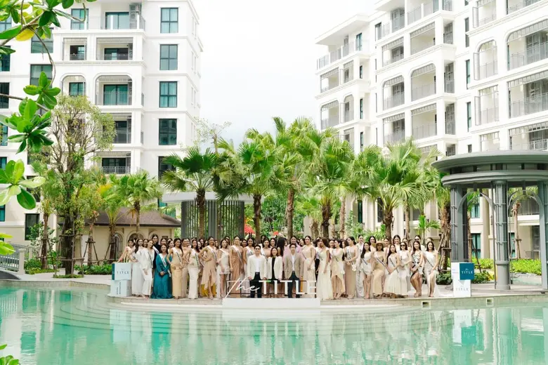 พร้อมชวนสาวงามถ่ายทอดเสน่ห์ของโครงการเดอะ...
