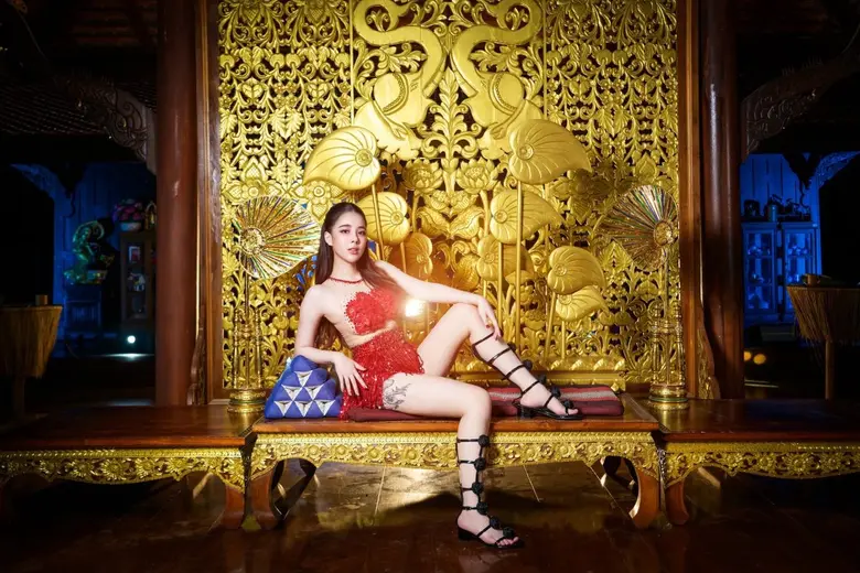 นักร้องสาวเซ็กซี่ขยี้ใจ แถมหน้าสวยเก๋จะเป...