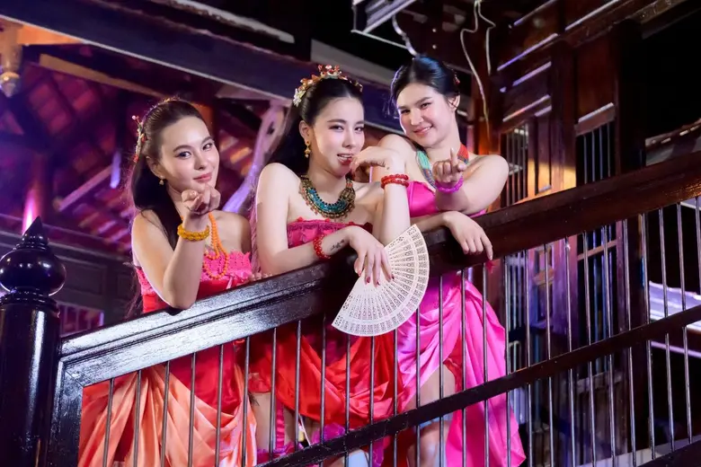 ทวงบัลลังก์ความแซ่บ"ฟีมเฟีย กชกร"แห่งค่าย "ข้าวสาร ซาวด์" ซุ่มถ่ายMVซิงเกิ้ลเพลงใหม่