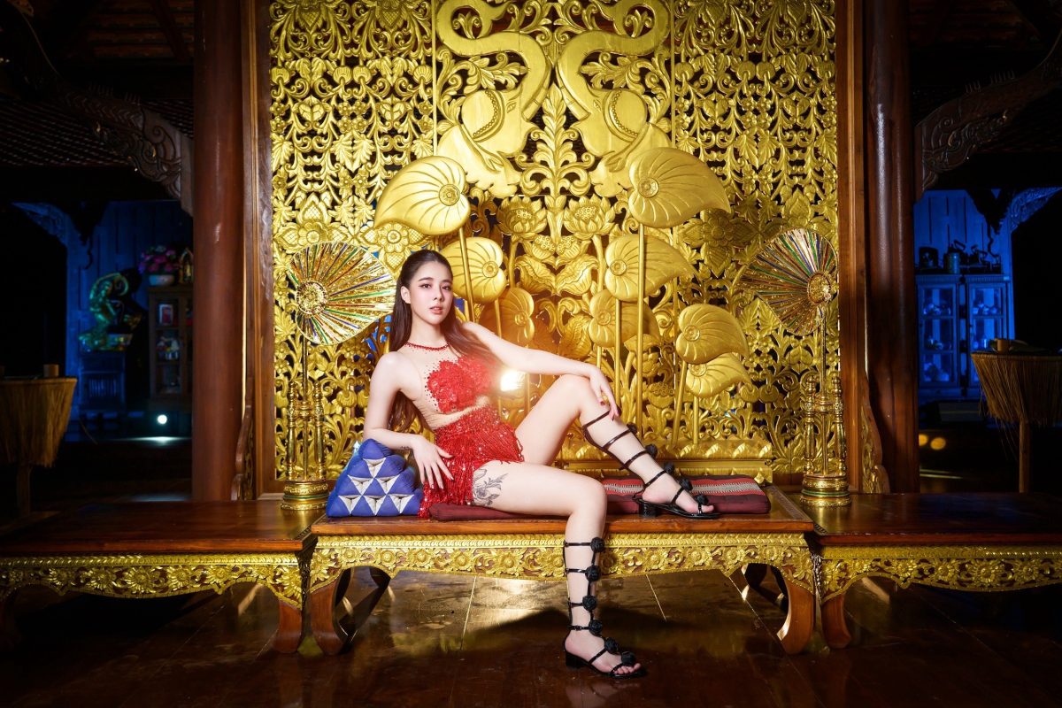 นักร้องสาวเซ็กซี่ขยี้ใจ แถมหน้าสวยเก๋จะเป็นใครไปไม่...