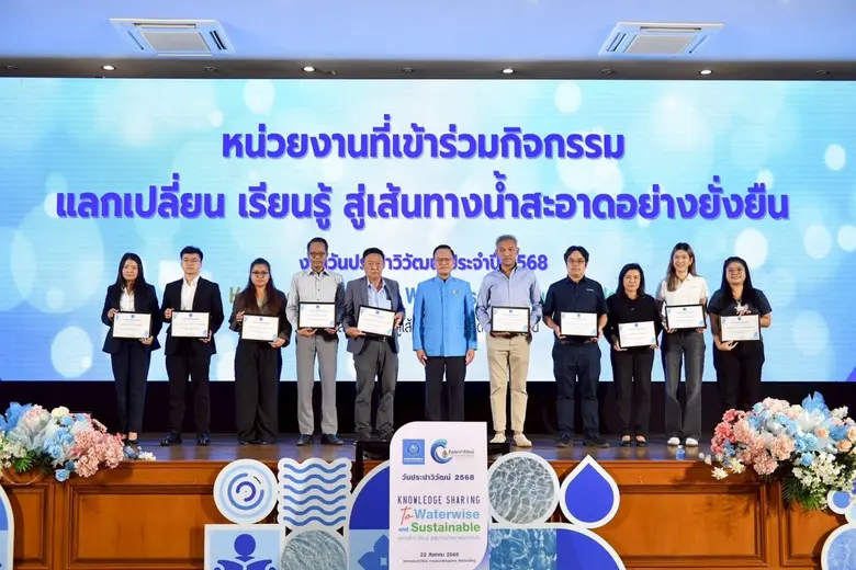ดร.วิกร ภูวพัชร์ (ขวา) ประธานเจ้าหน้าที่บ...