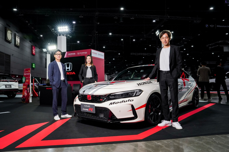 และ HR-V e:HEV พร้อมชุดแต่งโมดูโล พร้อมด้...