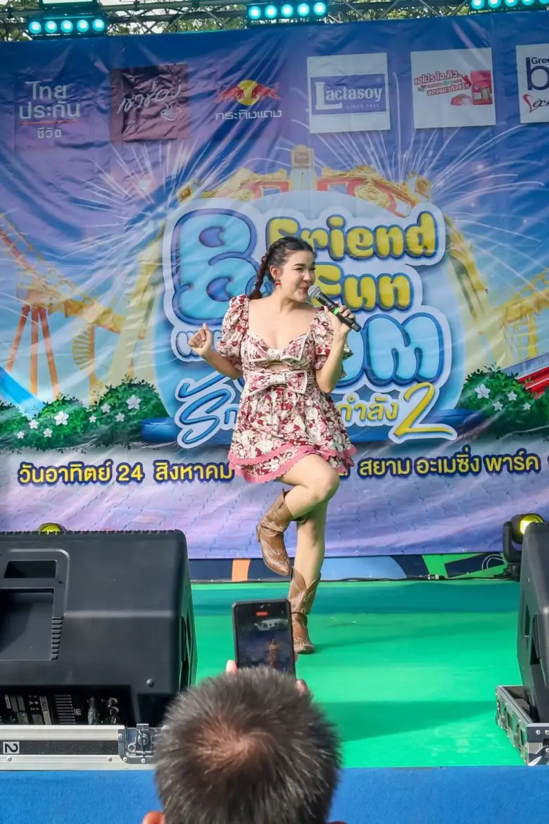 คลื่นวิทยุลูกทุ่งอันดับ 1 ของประเทศ คลื่น...