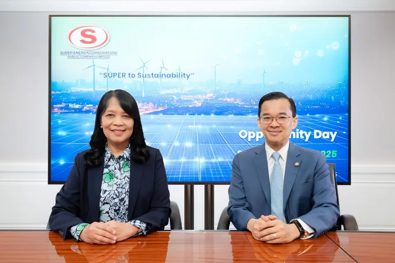 คุณจอมทรัพย์ โลจายะ (ขวา) ประธานเจ้าหน้าที่บริหาร พ...
