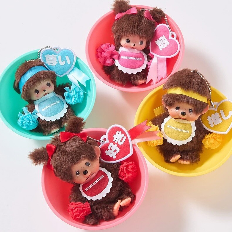 ATFIRST สาขาเอ็ม บี เค เซ็นเตอร์ วางจำหน่าย MONCHHICHI HAPPY COLOR เป็นที่แรกก่อนใคร คอลเลคชันใหม่กับกองทัพตุ๊กตาขนปุยสุดน่ารัก โดดเด่นด้วยสีหลากหลาย ห้ามพลาดรีบจับจองเป็นเจ้าของ