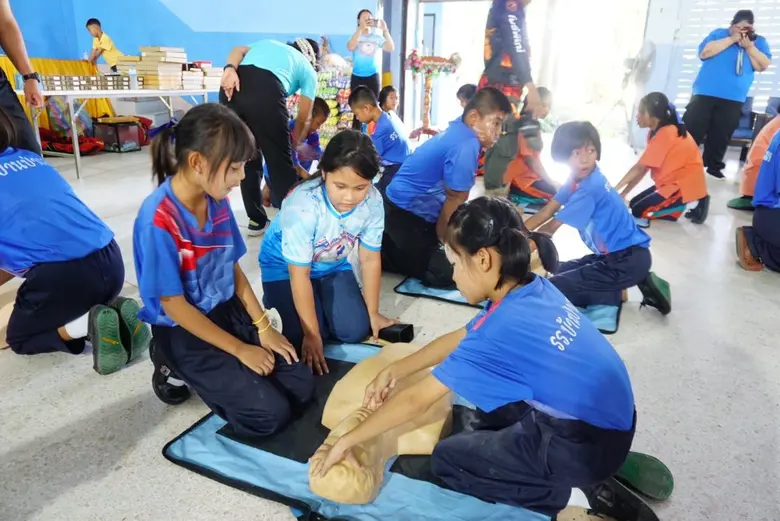 ข้าวจาน น้ำขวด พาน้องหนีไฟและการปฐมพยาบาล CPR เบื้องต้นเสริมทักษะความปลอดภัยให้นักเรียน