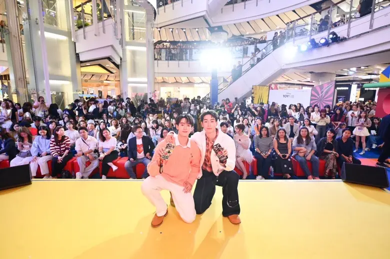 เหล่าด้อมปักหมุดรอกันตั้งแต่เช้า สำหรับโม...