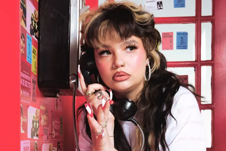 Lola Young ส่งต่อความกล้าในการต่อสู้กับความกลัวในใจผ่านเพลงใหม่ "SPIDERS" รอฟังอัลบั้มใหม่ I'm Only F**king Myself วันที่ 19 ก.ย. นี้