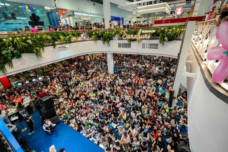 ไอซ์ ศรัณยู-หญิงลี ศรีจุมพล เสิร์ฟทุกความสนุกฉลอง โรบินสันไลฟ์สไตล์ สระบุรี โฉมใหม่