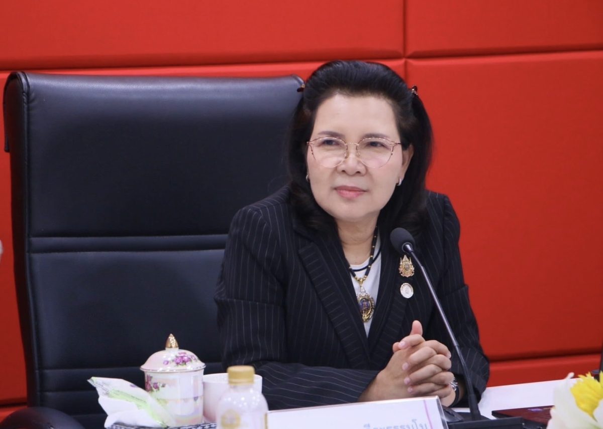 ผศ.ดร.อมลวรรณ วีระธรรมโม เลขาธิการคุรุสภา...