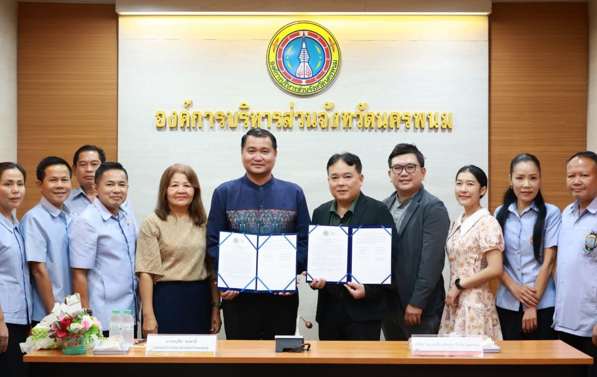 นายธนกร วิทยะสิรินันท์ (ที่ 5 จากขวา) กรรมการ บริษั...
