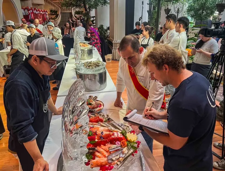 โรงแรมเซ็นทารา แกรนด์ เซ็นทรัลพลาซา ลาดพร้าว กรุงเทพฯ ส่งเชฟเข้าร่วมการแข่งขันแกะหอยนางรมชิงแชมป์ประเทศไทยครั้งแรก