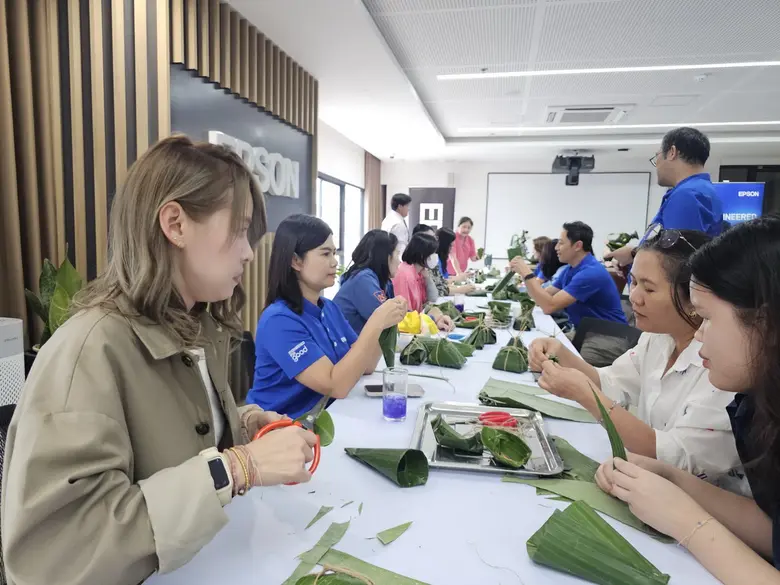 เอปสัน เปิดตัวแคมเปญซีเอสอาร์ประจำปี "วิถีไทยไร้พลาสติก" ประเดิมกิจกรรมแรก "Leaf Plastic Behind" เรียนรู้ภูมิปัญญาไทย พับใบตองลดการใช้พลาสติก