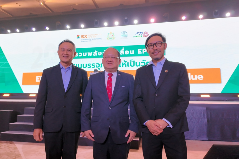 นายอดิศักดิ์ รักอริยะพงศ์ (ขวา) ประธานกรร...
