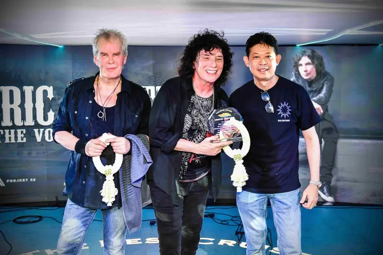 แฟนๆ ยกนิ้ว Eric Martin นักร้องนำวง MR.BI...
