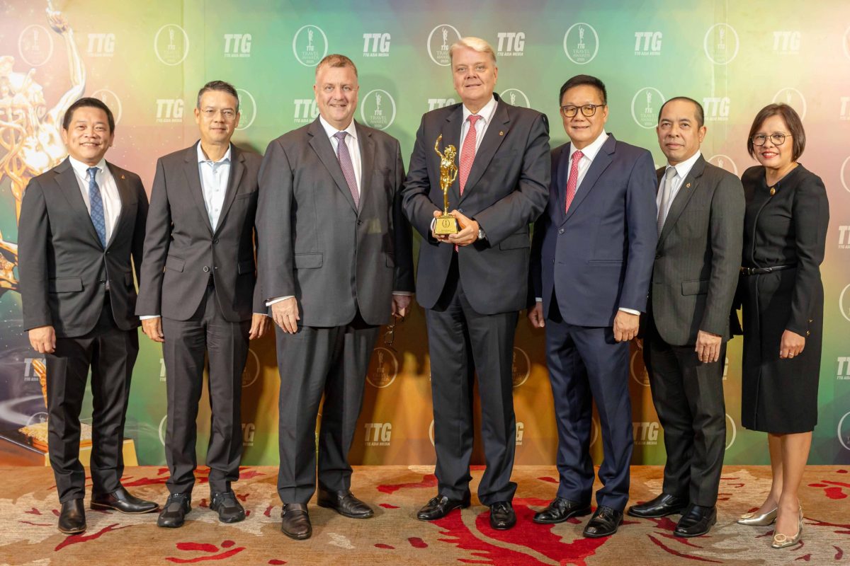 ไมเคิล เฮนสเลอร์ (ที่ 3 จากซ้าย) ประธานเจ...