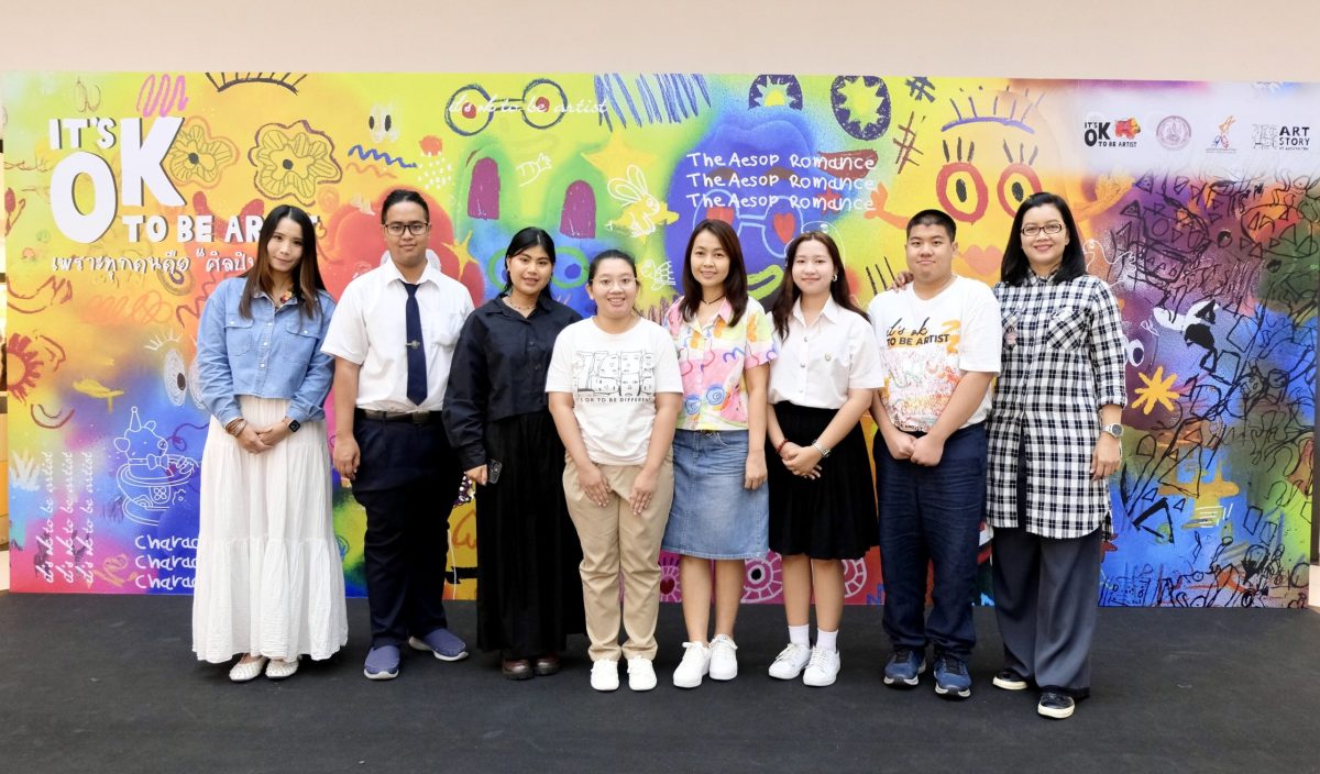 ผศ.พชรมน เกิดสุวรรณ พร้อมคณะอาจารย์ และนั...