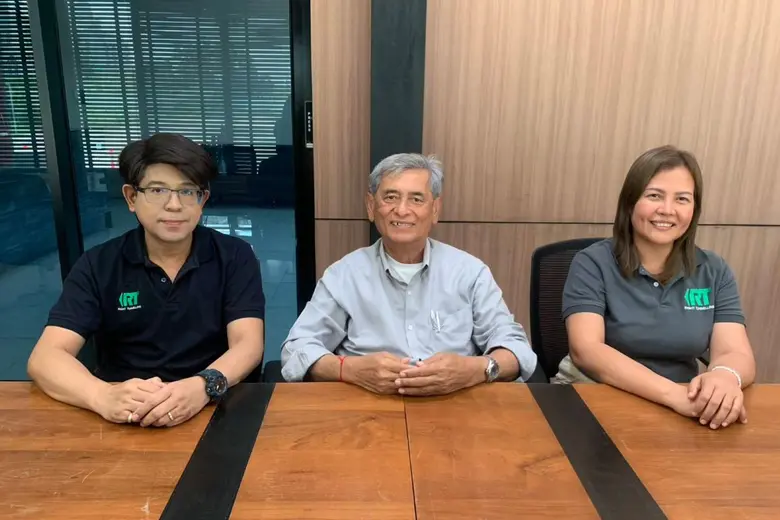 นายชวลิต ถนอมถิ่น (กลาง) ประธานเจ้าหน้าที...
