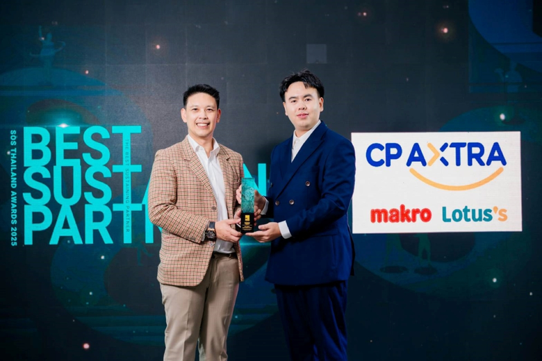 Mr. Adtasit Jiamchawee (left), Senior Man...