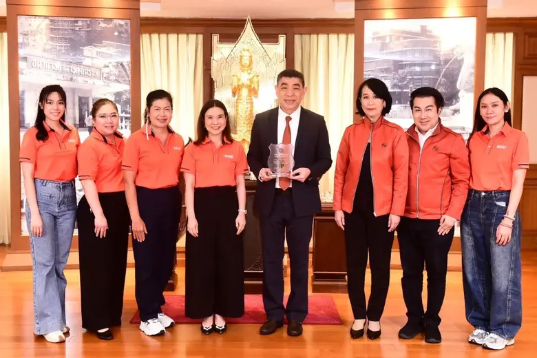 ธนาคารอาคารสงเคราะห์ (ธอส.) รับมอบ "โล่ปร...