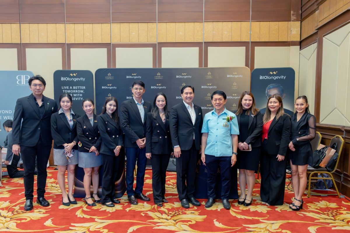 นายแพทย์วีรพล เขมะรังสรรค์ ประธานเจ้าหน้า...