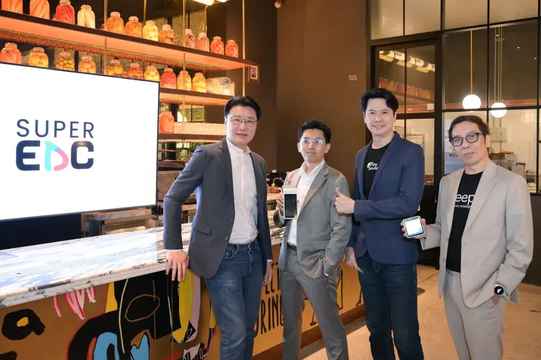 From left to right: Prinya Jinantuya, CEO...
