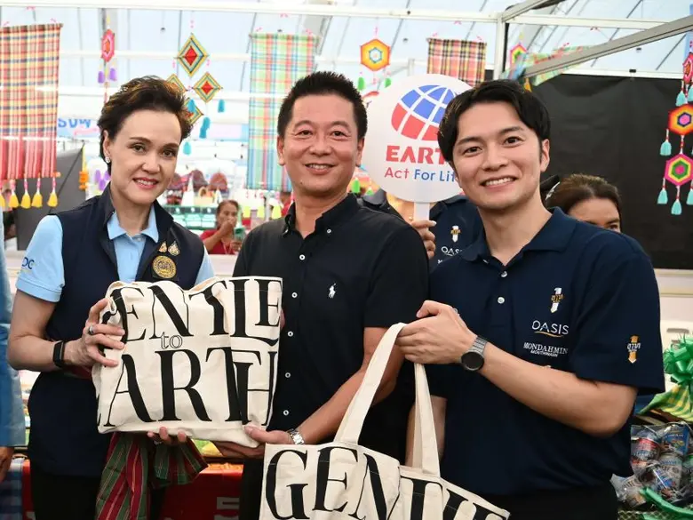 เอิร์ธ ร่วมงาน มหกรรมธงฟ้า ที่ จ.ศรีสะเกษ นำสินค้าพ...