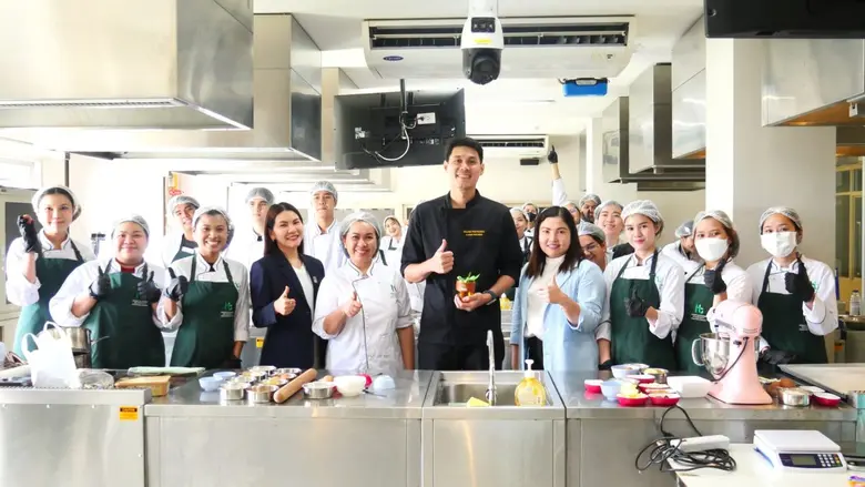 บรรยากาศในห้องเรียนประกอบอาหารของนักศึกษาคณะการท่อง...